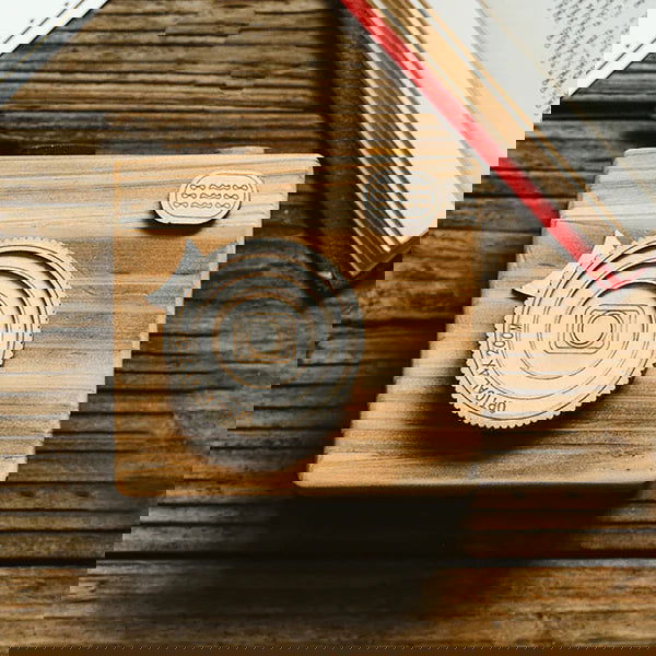 Vintage Wooden Camera Box Keychain for Film Rolls – A Unique Gift for Photography Enthusiasts - DigiVirt